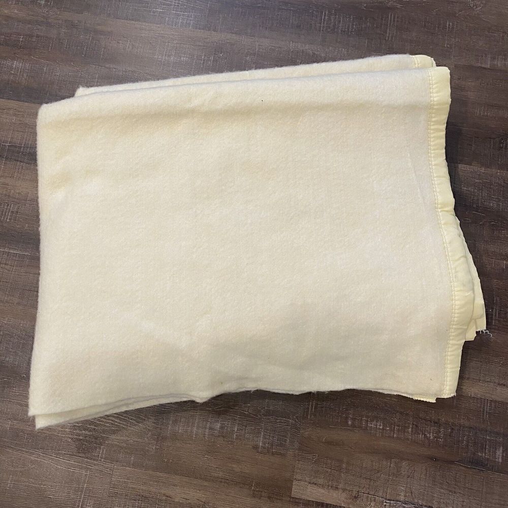 Cannon Mills Blanket 68x92 Satin Trim USA Acrylic‎ Yellow Cream Color twin
